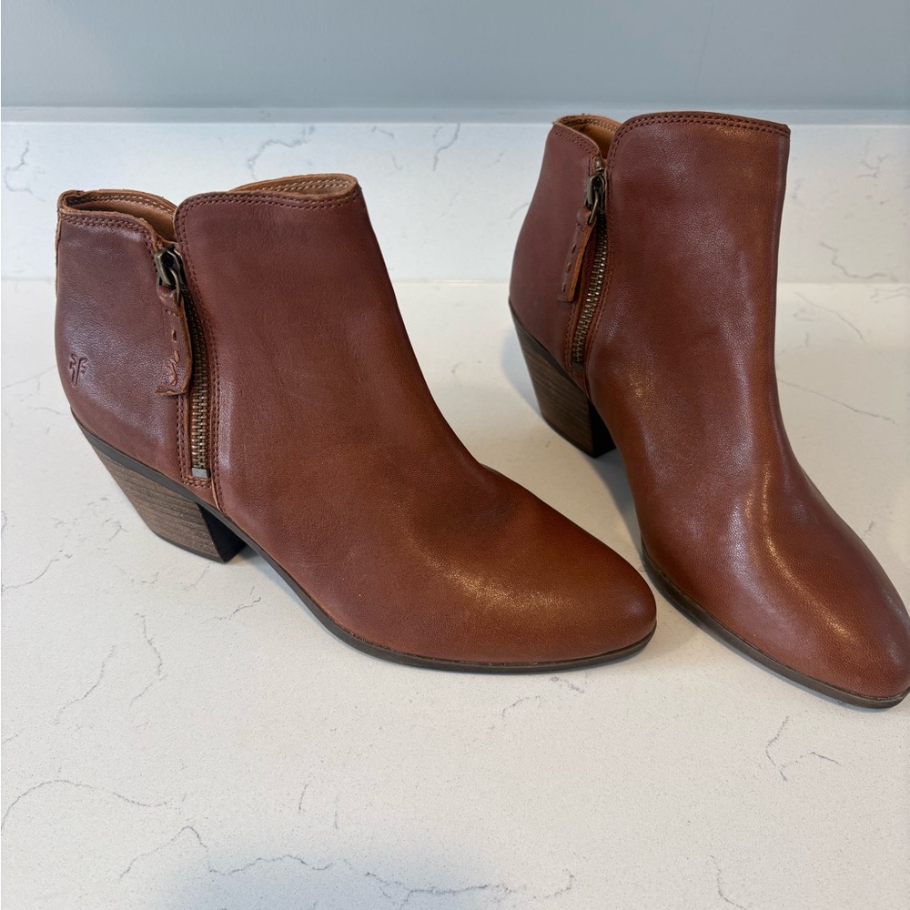 Frye Women's brown Leather Ankle Booties